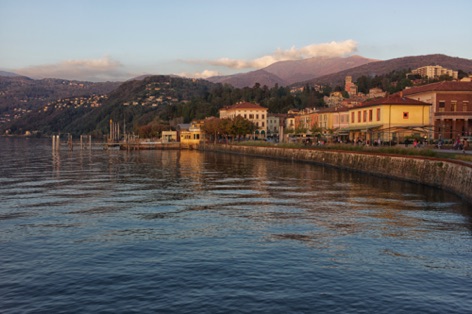 Passeggiata lungolago a Luino Passeggiata lungolago a Luino